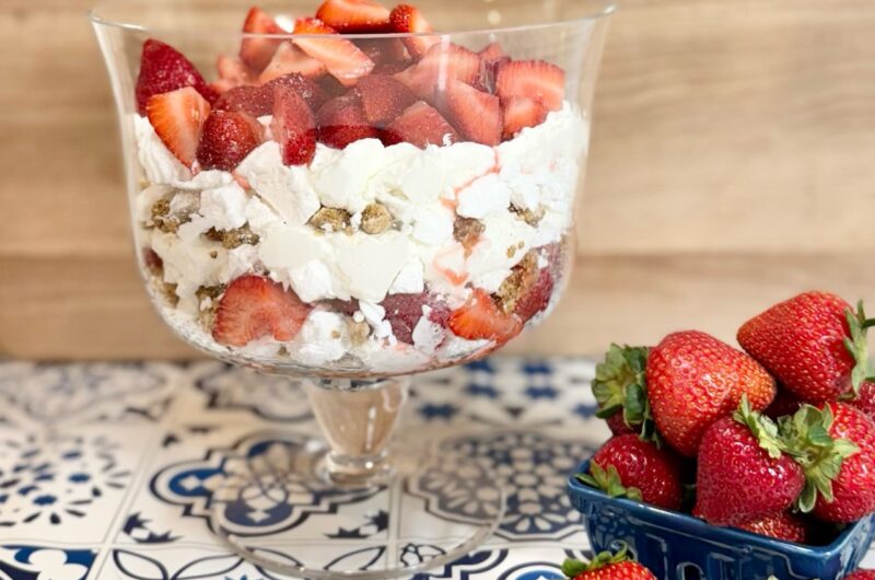 Strawberry Merenguito Trifle 